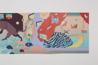 Die farbenfrohe abstrakte Illustration zeigt eine große schwarze Katze, eine Frau mit langem Haar, verschiedene Pflanzen, kleine gerahmte Bilder und kräftige geometrische Formen in einer surrealen Innenszene.