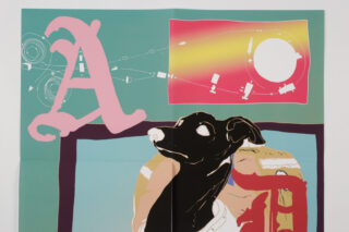 Digitales Kunstwerk mit einem schwarzen Hund, abstrakten Formen, einem großen rosa Buchstaben „A“ und einem bunten Rechteck mit einer Sonne und umlaufenden Satelliten im Hintergrund.