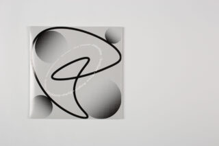 Ein quadratisches Blatt mit abstrakten schwarzen geschwungenen Linien und grauen Kreisen in Halbtonschattierung auf weißem Hintergrund, auf der linken Seite des Bildes platziert.