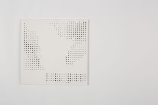 Ein weißes quadratisches Blatt mit einem Muster aus kleinen gestanzten Löchern, die in abstrakten, unregelmäßigen Gruppen auf einem schlichten weißen Hintergrund angeordnet sind.