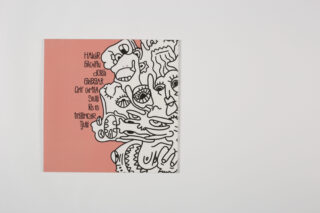 Ein quadratisches Kunstwerk mit einer rosafarbenen linken Seite mit Text und einer rechten Seite mit abstrakten schwarzweißen Gekritzelgesichtern vor einem weißen Hintergrund.
