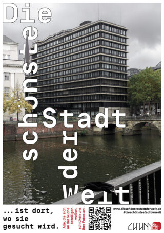 Ein modernes Bürogebäude aus Glas an einem Kanal, mit großem darübergelegtem deutschem Text und einem QR-Code am unteren Rand.