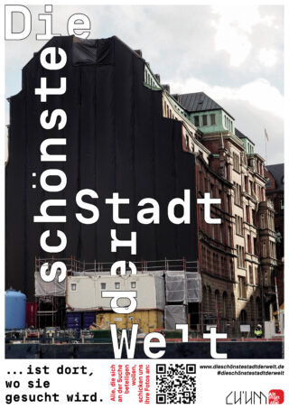 Neben älteren Backsteingebäuden steht ein historisches Gebäude, das teilweise mit einem schwarzen Gerüst bedeckt ist. Über dem Bild liegt ein großer deutscher Text.