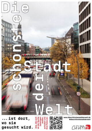 Eine belebte Stadtstraße im Herbst mit verschwommenen Autos, Bäumen mit gelben Blättern und modernen Gebäuden; großer deutscher Text überlagert das Bild.