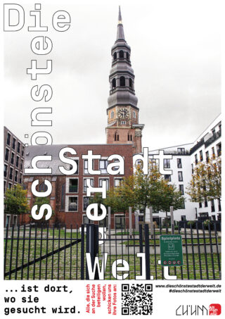 Hinter einem grünen Spielplatz und modernen Gebäuden steht eine Kirche mit hohem Kirchturm. Große deutsche Schrift überlagert das Bild, unten rechts erscheint ein QR-Code.