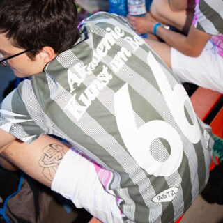 Mann mit T-Shirt mit der Aufschrift 