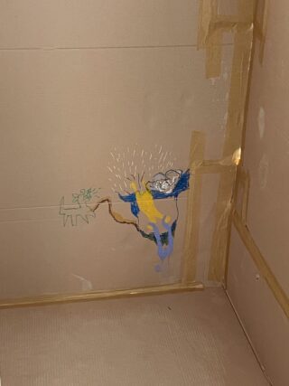 Auf einer Kartonfläche befindet sich eine handgezeichnete Skizze einer Szene aus „Der König der Löwen“, die an den Rändern und Ecken mit braunem Klebeband umwickelt ist.