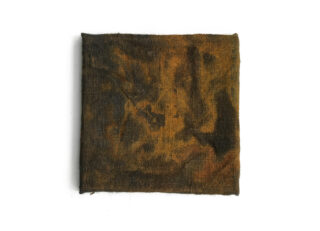 Ein kleines quadratisches Stück strukturierten, braun und schwarz melierten Stoffes auf weißem Hintergrund.