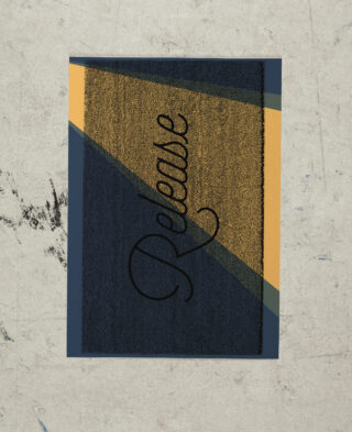 Ein strukturiertes Poster mit diagonalen gelben und dunkelblauen Abschnitten und dem Wort „Release“ in schwarzer Schrift in der Mitte.