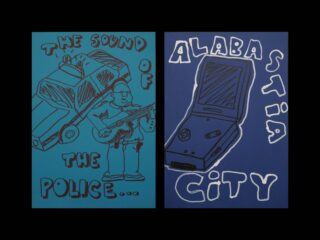 Zwei illustrierte Poster: eines zeigt ein Polizeiauto und eine Person mit einer Gitarre und trägt die Aufschrift „THE SOUND OF THE POLICE …“, das andere zeigt eine tragbare Spielkonsole und trägt die Aufschrift „ALABASTIA CITY“.