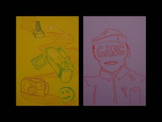 Zwei farbige Zeichnungen: Die linke zeigt eine Kamera, Nagellack, einen Schlüssel und ein Gesicht mit neutralem Ausdruck; die rechte zeigt eine Person, die einen Hut trägt, auf dessen Gesicht „GANG“ steht.