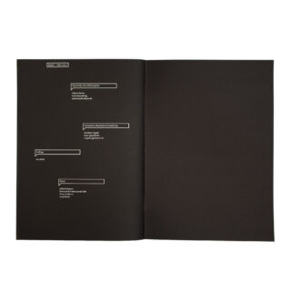 Eine offene Broschüre mit schwarzen Seiten, minimalem weißem Text und umrandeten Kästchen, die Namen und Kontaktinformationen in einem strukturierten Layout anzeigen.