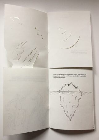 Zwei aufgeschlagene Buchseiten: Die obere Seite zeigt geprägte abstrakte Formen, Meteore und Wolken; die untere Seite zeigt ein Eisbergdiagramm und zwei skizzenhafte menschliche Figuren. Der Text ist auf Deutsch.