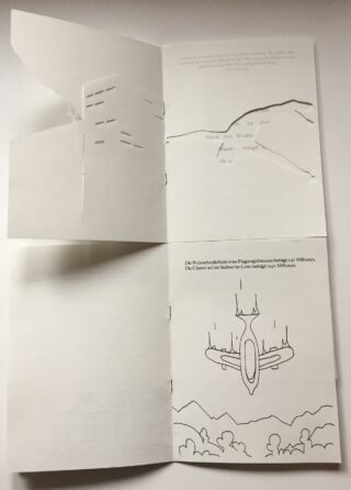 Ein offenes Heft mit minimalistischen Skizzen eines Flugzeugs und von Bergen, mit deutschem Text und einem Pop-up-Ausschnitt eines Gebäudes auf der oberen linken Seite.