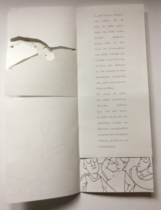 Ein aufgeschlagenes Heft mit einer Pop-up-Figur im Tauchgang, deutschem Text auf der rechten Seite und einfachen Strichzeichnungen von Menschen und einem Flugzeug darunter.