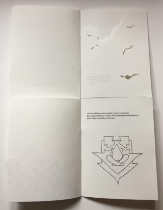 Ein offenes Buch mit minimalistischen Illustrationen – Vögel am Himmel auf der oberen Seite und ein stilisiertes Emblem und schwache Skizzen von Figuren auf der unteren Seite, mit etwas Text auf Deutsch.
