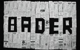 Eine Sammlung von REWE-Kassenbons ist auf schwarzem Untergrund so angeordnet, dass in fetten Blockbuchstaben das Wort „BADER“ entsteht.