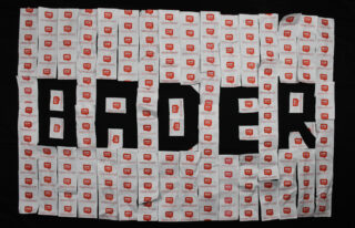 Ein schwarzer Hintergrund mit vielen weißen Servietten mit rotem Aufdruck, die so angeordnet sind, dass sie in großen, fetten schwarzen Buchstaben das Wort „BADER“ ergeben.