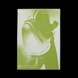 Grün getöntes Poster einer Person, die einen Rucksack trägt. Der deutsche Text lautet „Wieso trägst du alles alleine?“ und „Deine mentale Gesundheit hat immer Priorität.“ Der QR-Code befindet sich unten.