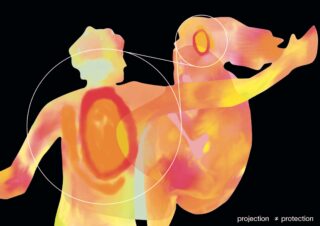 Abstrakte Darstellung zweier sich überlappender menschlicher Figuren in warmen Farben mit konzentrischen Kreisen auf ihren Körpern vor schwarzem Hintergrund. Der Text lautet „Projektion“ und „Schutz“.