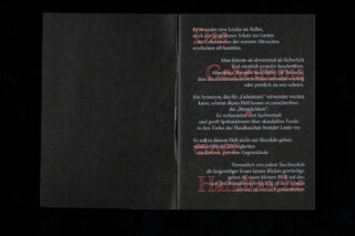 Eine schwarze Doppelseite mit deutschem Text in Weiß und Rot, der das Konzept von Geheimnissen behandelt; der Hintergrund ist schlicht und es gibt keine Bilder oder Illustrationen.