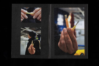 Eine Person hält in mehreren Nahaufnahmen und einer weiteren Aufnahme einen abgebrochenen gelben Bleistift, wobei sowohl die äußere Hülle als auch der abgetrennte Graphitkern zu sehen sind.