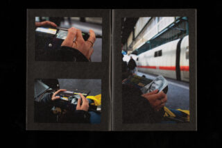 Auf zwei Fotos hält links eine Person eine Kamera, rechts hält eine Person ein Foto an einem Bahnhof mit einem weißen Zug im Hintergrund.