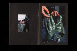 Eine Person in einer schwarzen Jacke hält ein grünes Samt-Bralette mit der Aufschrift „PINK“ auf dem Band, das im Freien in Nahaufnahme und aus der Ferne gezeigt wird.