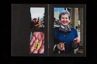 Eine Frau hält einen kleinen Gegenstand und lächelt in die Kamera; Nahaufnahmen zeigen den Gegenstand mit japanischer Schrift darauf in ihrer Hand.
