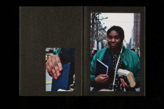 In einem offenen Buch sind zwei Fotos zu sehen: Auf der linken Seite ist eine Nahaufnahme einer Hand zu sehen, die ein Buch hält, und auf der rechten Seite ist eine Person zu sehen, die auf einer Stadtstraße Bücher und ein Paket hält.