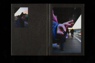 Ein kleines Foto auf der linken Seite zeigt eine Person, die bei Sonnenuntergang lächelt; auf der rechten Seite ist die Nahaufnahme einer Hand vor einem städtischen Außenhintergrund mit verschwommenem Licht zu sehen.