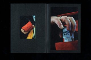 Auf einem Bild hält eine Person eine rote Lederhandtasche, auf dem anderen greift ihre Hand in die Tasche, um einen kleinen weißen Karton herauszuholen.