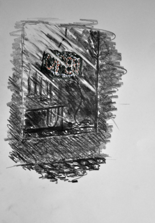 Eine Schwarzweißskizze eines Fensters mit Regentropfen, das draußen ein beleuchtetes „GEÖFFNET“-Schild und Reflexionen auf dem Glas zeigt.