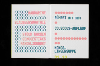 Auf einer zweiseitigen Speisekarte sind in deutscher Sprache mithilfe farbiger Kreise und Text Lebensmittel aufgelistet, darunter „Mandarine“, „Blaubeersmoothie“, „Rührei mit Brot“ und „Couscous-Auflauf“.