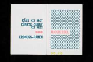 Ein aufgeschlagenes Heft zeigt auf der linken Seite eine deutsche Speisekarte mit Gerichten wie „Käse mit Brot“ und „Kürbis-Curry mit Reis“ und auf der rechten Seite ein grafisches Design mit dem Wort „Nussriegel“.