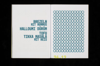 Aufgeschlagenes Buch mit deutschen Lebensmittelnamen in blauer Schrift auf der linken Seite und einem Muster aus blauen Kreisen und der Zahl „24.12“ in gelber Schrift auf der rechten Seite.