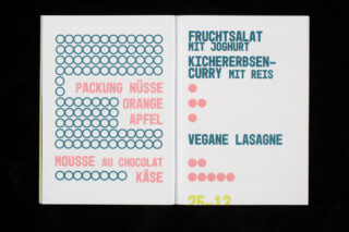 In einem aufgeschlagenen Heft ist links eine Speisekarte auf Deutsch mit gepunkteter Grafik und rechts eine Liste mit Gerichten wie Obstsalat, Kichererbsencurry mit Reis und veganer Lasagne zu sehen.