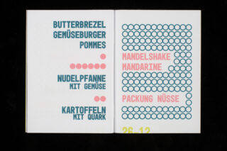 Auf einer gedruckten Speisekarte in deutscher Sprache sind die Speisen in blaugrüner und rosa Schrift mit kreisförmigen Punktmustern auf weißem Hintergrund aufgeführt; das Datum „26•12“ erscheint in Gelb am unteren Rand.