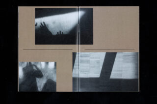 Ein offenes Buch mit drei Schwarzweißfotos von Schatten auf einem Holzboden, mit leeren Zeilen unter jedem Foto auf einem braunen Hintergrund.