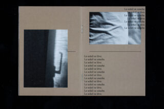 Eine minimalistische Broschüre mit zwei Schwarzweißfotos auf braunem Papier und wiederholtem französischen Text mit den Aufschriften „Le soleil se lève.“ und „Le soleil se couche.“.