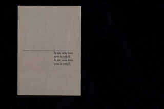 Ein beiges Buchcover mit dem französischen Text „Je me sens bien sous le soleil. Je me sens bien sous le soleil.“ darauf gedruckt, vor einem schwarzen Hintergrund.