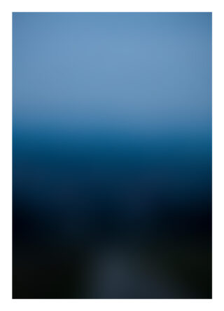 Ein unscharfes Bild mit einem Farbverlauf von Blautönen, die in Schwarz übergehen und so einen abstrakten Landschaftseffekt erzeugen.