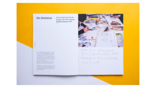 Ein aufgeschlagenes Buch zeigt vor einem gelb-weißen Hintergrund links einen Workshop-Abschnitt mit deutschem Text und rechts eine Collage aus Workshop-Bildern und handschriftlichen Notizen.