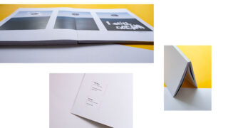 Drei Ansichten eines offenen Buches auf gelbem Hintergrund, die Innenseiten mit Text, Grafiken und eine Nahaufnahme des Buchrückens zeigen.