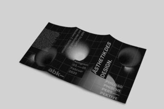 Eine schwarze, gitterförmige Broschüre für einen Designkongress mit abstrakten Kugeln und deutschem Text über Ästhetik, Philosophie und Design vom 3. bis 5. Februar 2020.