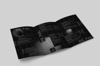 Eine schwarze, gefaltete Veranstaltungsbroschüre zeigt in weißer Schrift Daten, Uhrzeiten und Veranstaltungsdetails für den 3. bis 5. Februar.