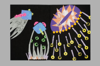 Abstrakte Collagenkunst auf schwarzem Hintergrund mit bunten Papierformen, die Meeresbewohnern ähneln, darunter quallenartige Formen mit nachlaufenden Tentakeln und kreisförmigen Mustern.