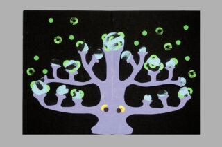 Ein stilisierter violetter Baum mit abgerundeten Zweigen steht vor einem schwarzen Hintergrund, der mit kreisförmigen Punktmustern in Grün und Weiß verziert ist.