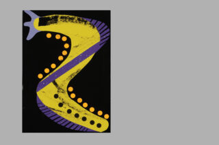 Abstraktes Kunstwerk mit einer geschwungenen gelben Form mit schwarzen und violetten Akzenten und orangefarbenen Punkten auf schwarzem Hintergrund.