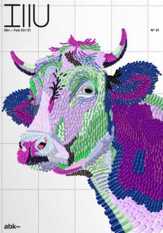 Eine künstlerische Illustration eines Kuhkopfes, die aus bunten, pinselstrichartigen Formen besteht, ist vor einem weißen, gittergemusterten Hintergrund angebracht.